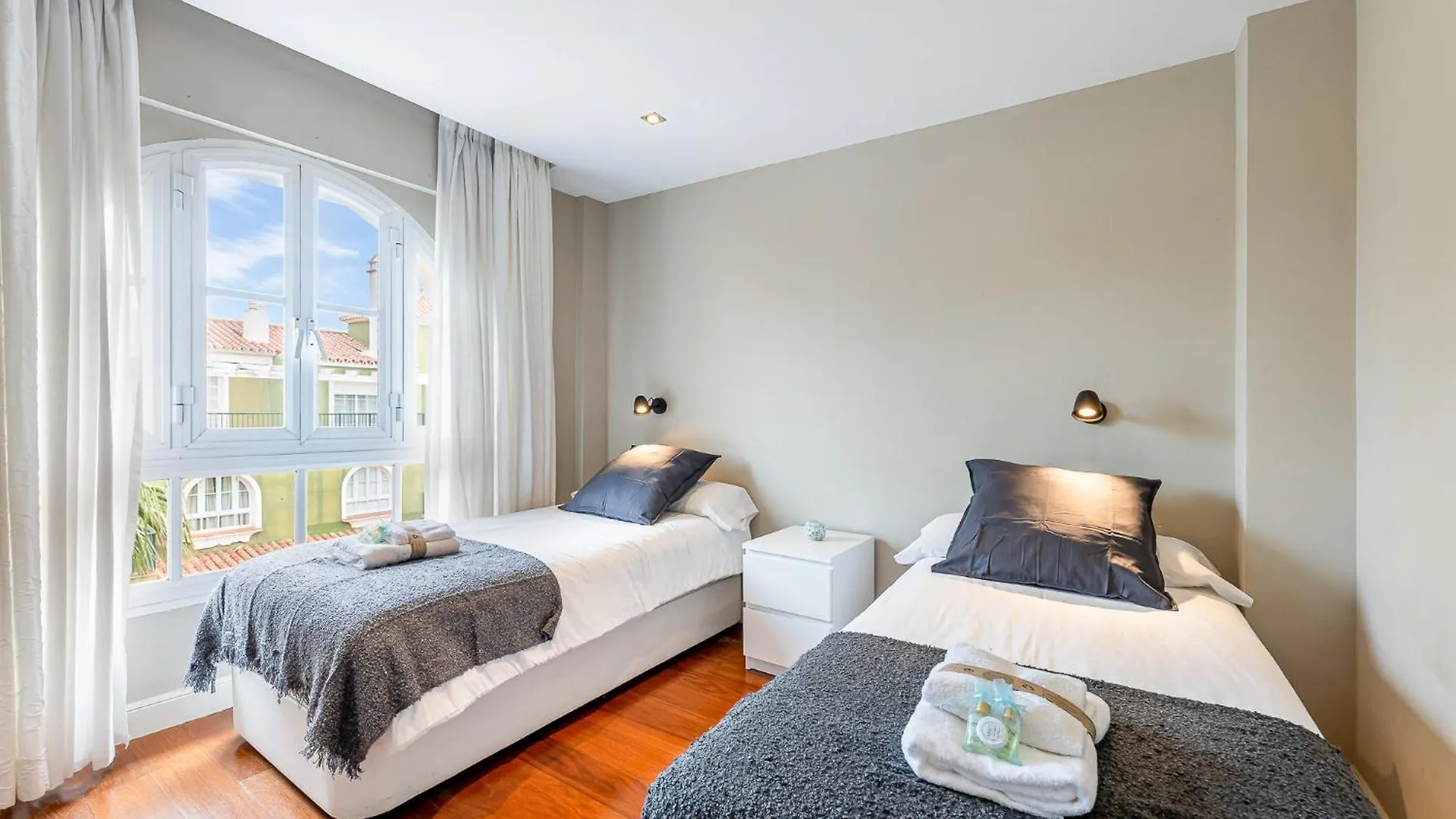 Apartment 797 Holiday Rentals - Amplio Atico Duplex En Guadalmar Frente Al Mar Malaga